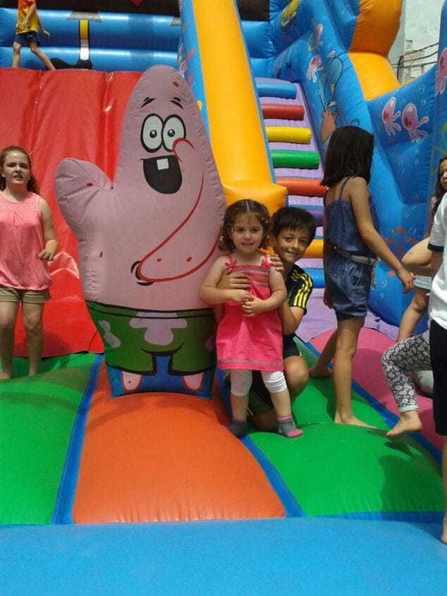 Baix la Mar celebró una fiesta para sus infantiles 1 Los más pequeños jugando en los hinchables de Baix la Mar
