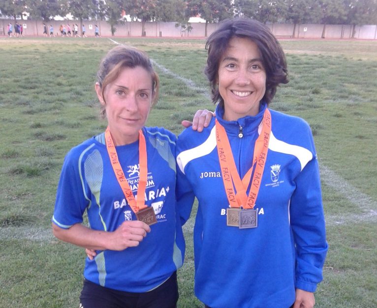 Mayca Sala y Lili Riva con sus medallas del Autonómico