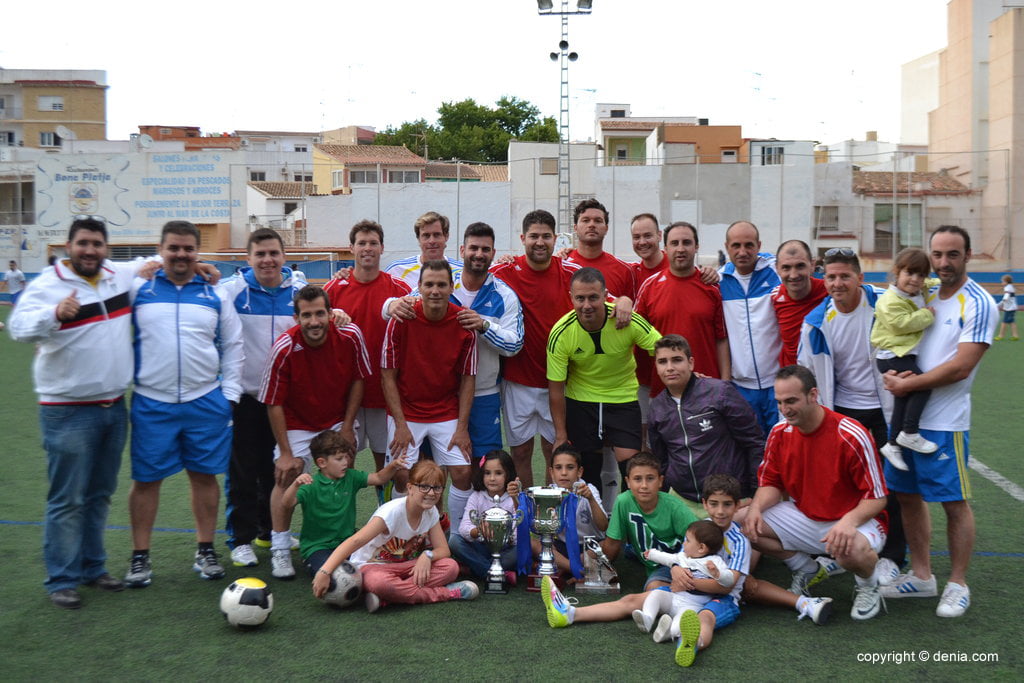 Oliva Vtnos posanco con los trofeos de Copa y Liga