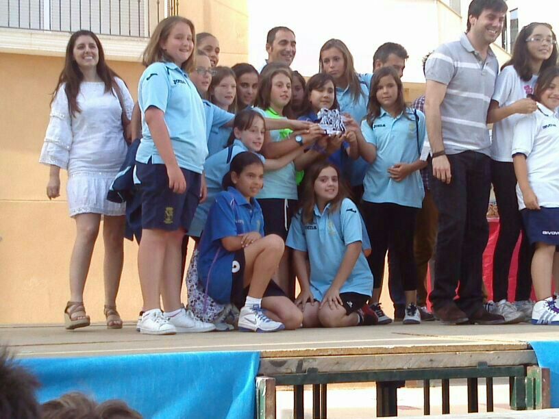 Alba Gilabert junto a sus niñas del equipo  Alevín