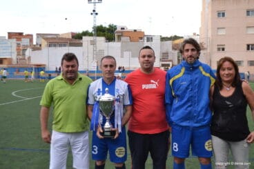 Paco Castellanos reciben el Trofeo Campeón Copa