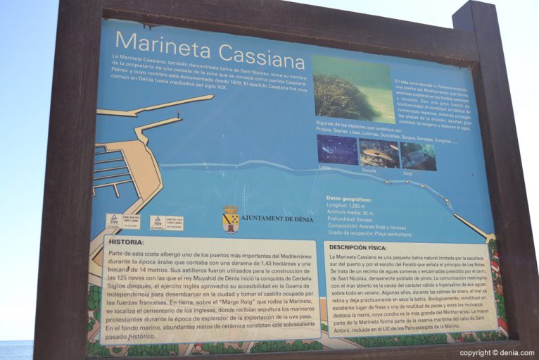 Panel informativo sobre la playa de la Marineta