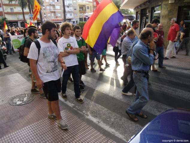 Un centenar de personas se manifestan en Dénia por la III República 3 Participantes en la manifestación republicana de Dénia