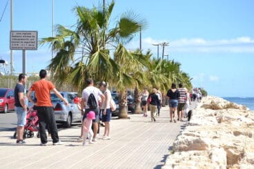 Paseo de entrada al puerto deportivo Marina de Dénia