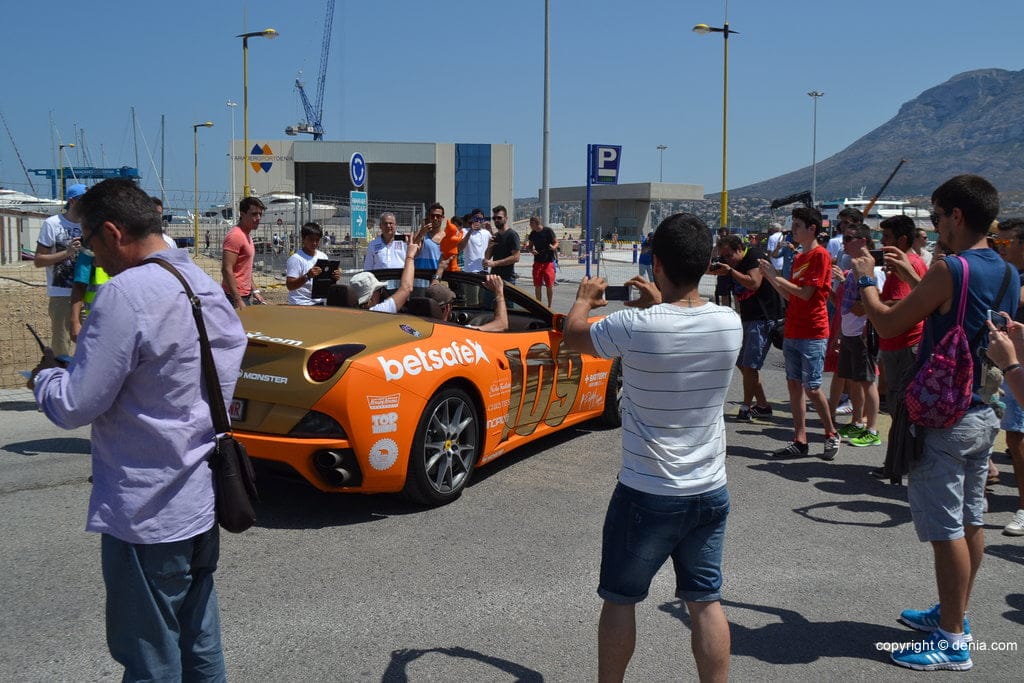 La Gumball 3000 desató la locura de los amantes a los coches a su llegada a Dénia 1 Los aficionados al motor disfrutaron con los coches