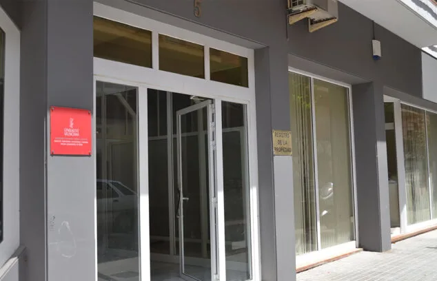 Imagen: Puerta de acceso al Registro de la Propiedad de Dénia