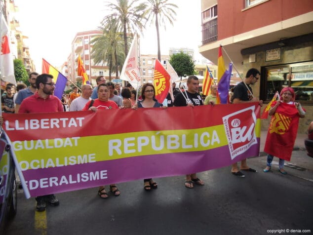 Un centenar de personas se manifestan en Dénia por la III República 4 Representantes de Izquierda Unida en la manifestación republicana de Dénia