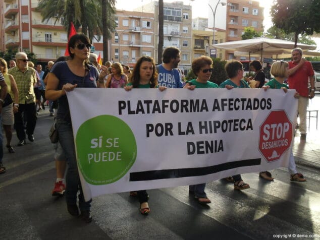Un centenar de personas se manifestan en Dénia por la III República 5 Representantes de la PAH en la manifestación republicana de Dénia