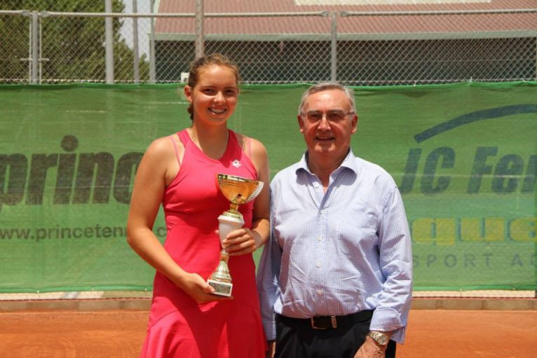 Silvia Bordes recibió el trofeo de manos de Eduardo Ferrero