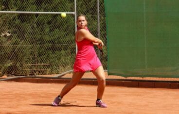 Silvia Bordes golpeando de revés
