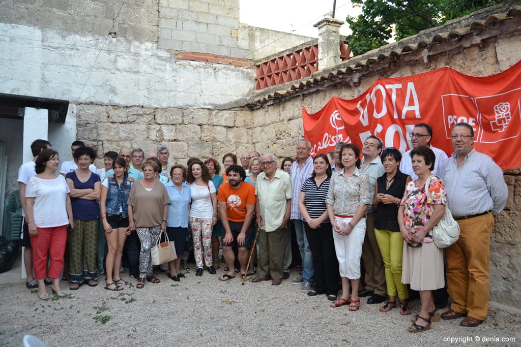 Vicent Grimalt anuncia su candidatura a liderar el PSOE en las Elecciones Municipales 2 Vicent Grimalt con parte de los militantes del PSOE de Dénia