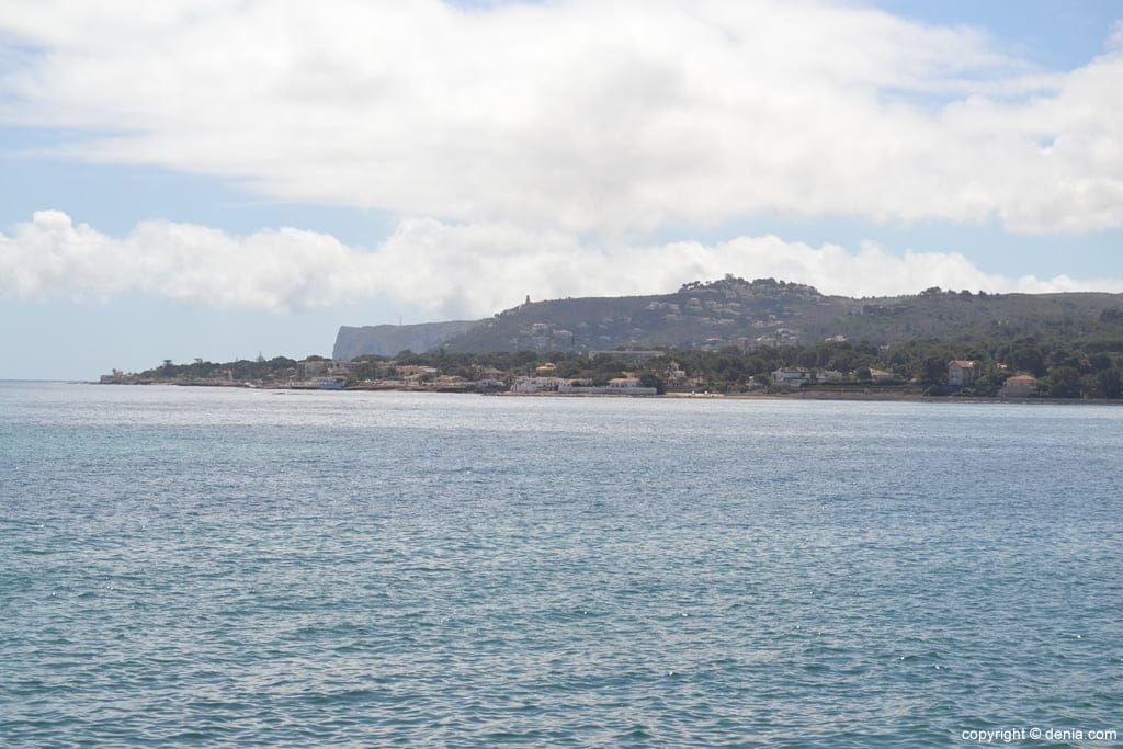 Vistas de Les Rotes desde el puerto deportivo Marina de Dénia
