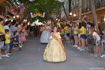 Las Falleras Mayores de Dénia de camino al acto del Día del Fallero