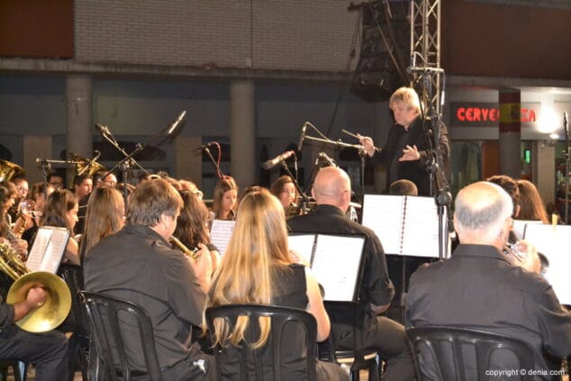 La Banda homenajea a Paco Muñoz en su concierto de la Santísima Sangre 7 06 Frank de Vuyst dirige a la banda en el concierto de la Santísima Sangre