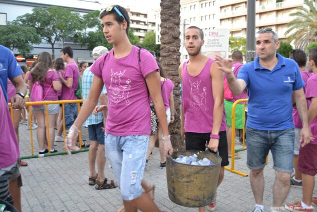 Los mayores protagonizaron una nueva jornada de fiestas de Dénia 15 19 Día de los mayores los quintos repartiendo bebida