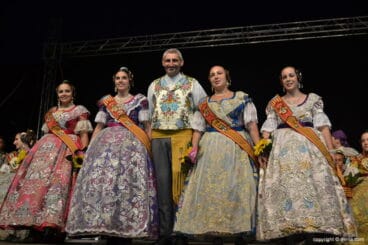 Algunas de las componentes de la corte de honor de la Fallera Mayor de Dénia