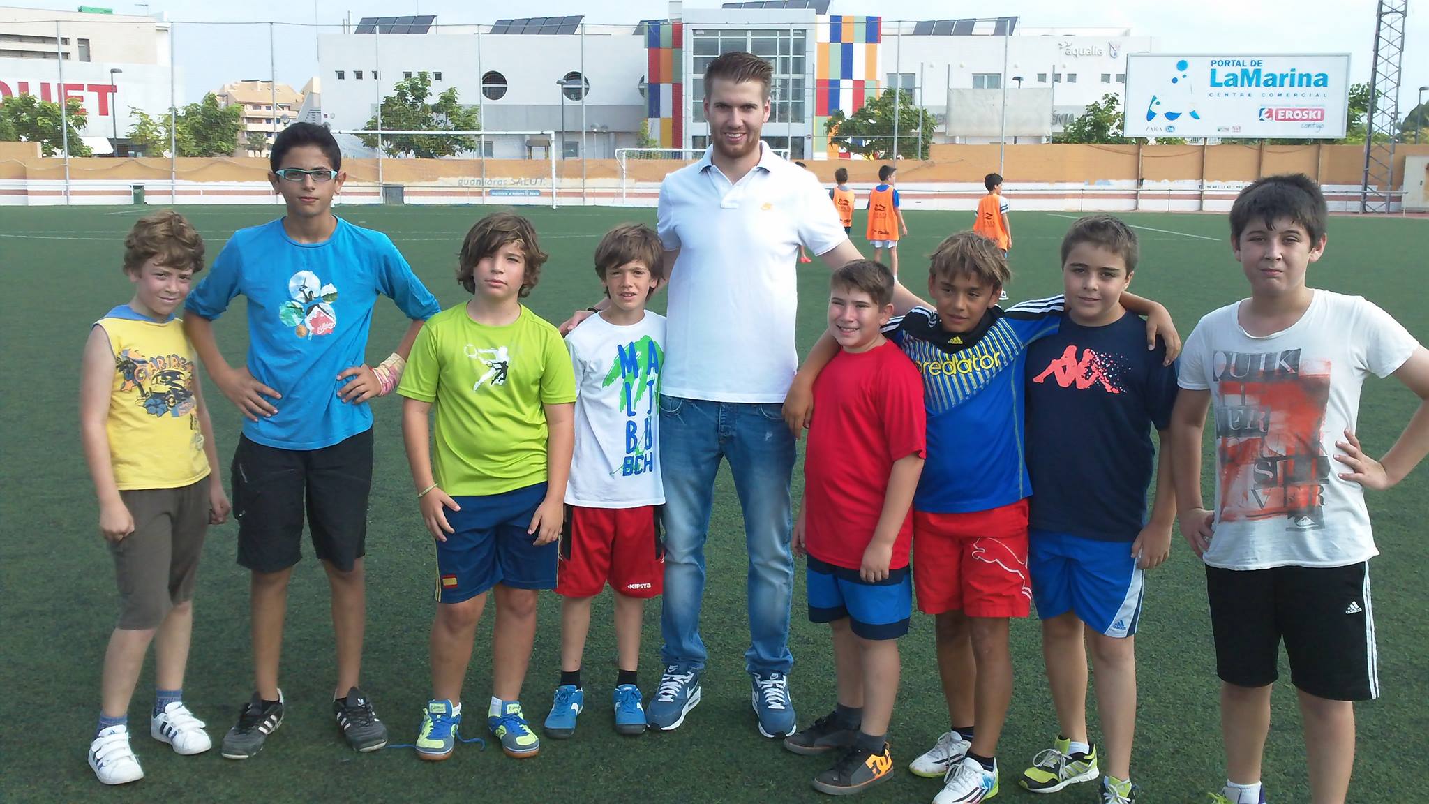 Adrián Ortola con los niños en el campo Diego Mena