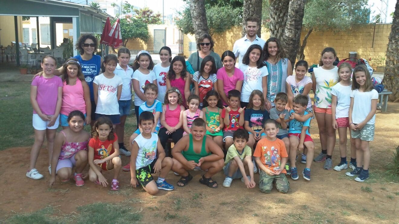 Adrián Ortolá con los niños del Centro Deportivo Dénia