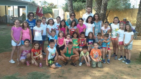 Adrián Ortolá con los niños del Centro Deportivo Dénia