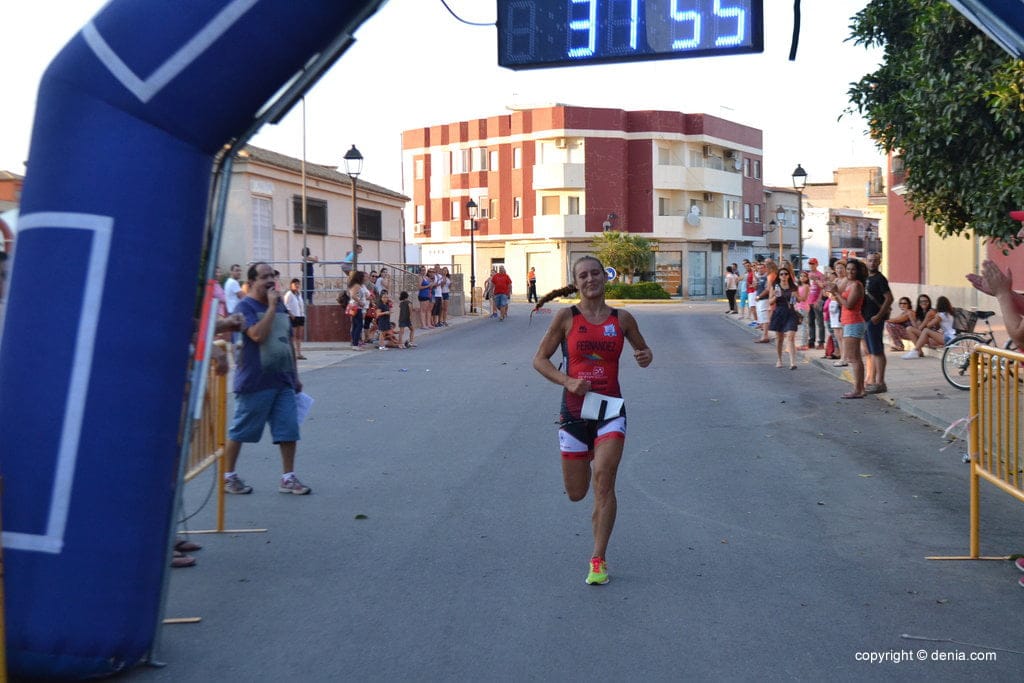 Andrea Fernández entrando en meta