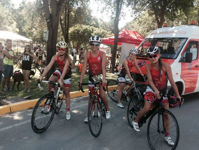 Andrea Fernández junto a sus compañeras del C.T. Huracán Valencia