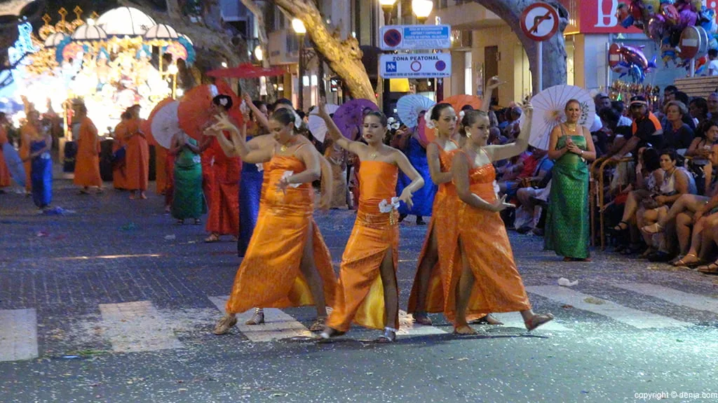 Baile Asiático Carroza Falla Roques
