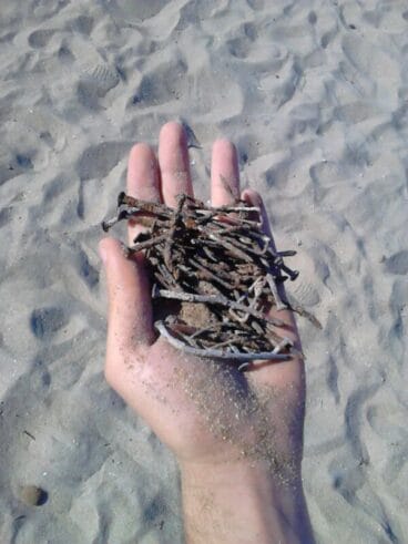 Clavos en la arena