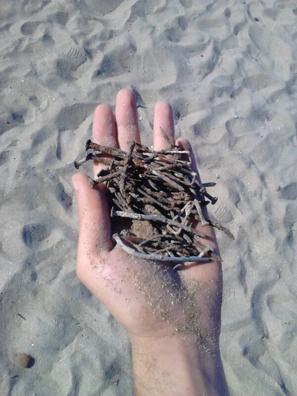 Clavos en la arena