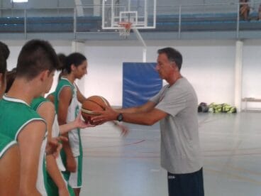Eduardo Clavero en plena clase