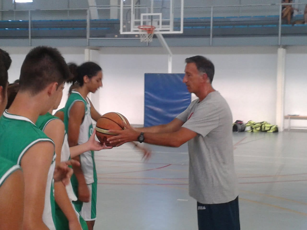 Eduardo Clavero en plena clase