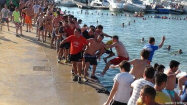 Gente durante el Bous a la Mar