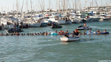 Barquitas en la plaza de toros de Dénia