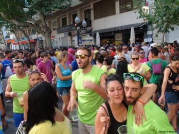 Peñas, quintos y amigos durante el primer sábado de Fiestas de Dénia.