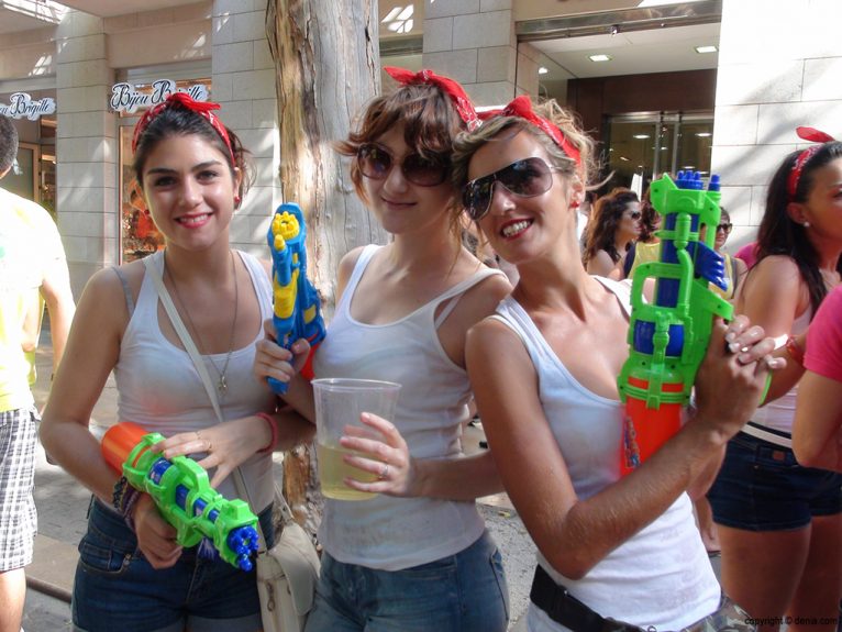 Pistolas de agua durante el primer sábado de fiestas de Dénia