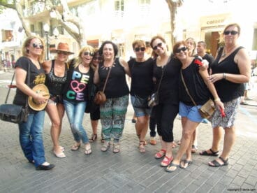 Las peñas y grupos de amigos en el primer sábado de Fiestas de Dénia.