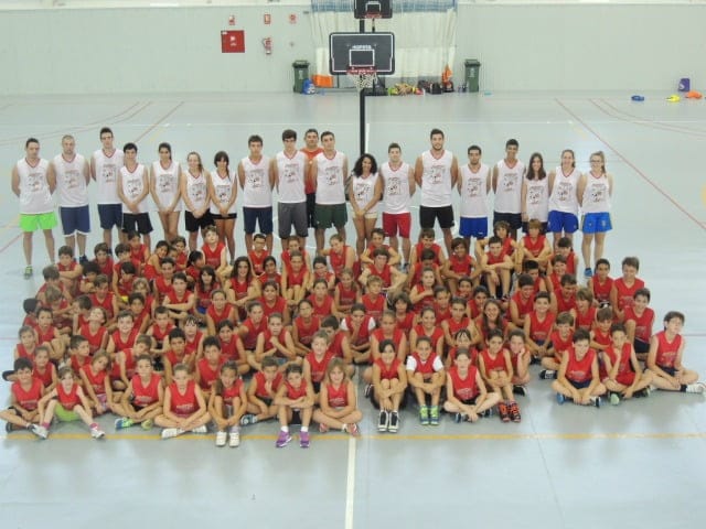Finalizó el Campus de Verano de Baloncesto del Dénia Básquet con una participación de 128 niños 1 Luis Suances con todos los participantes en el Campus de Baloncesto