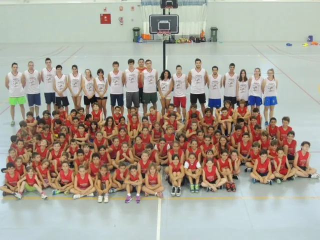 Luis Suances con todos los participantes en el Campus de Baloncesto