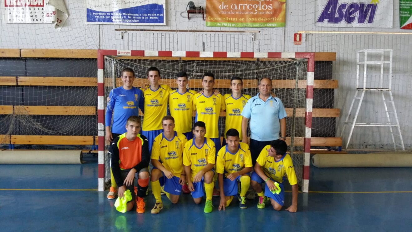 Félix Ortega con sus chicos del equipo cadete