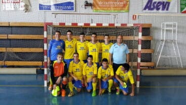 Félix Ortega con sus chicos del equipo cadete