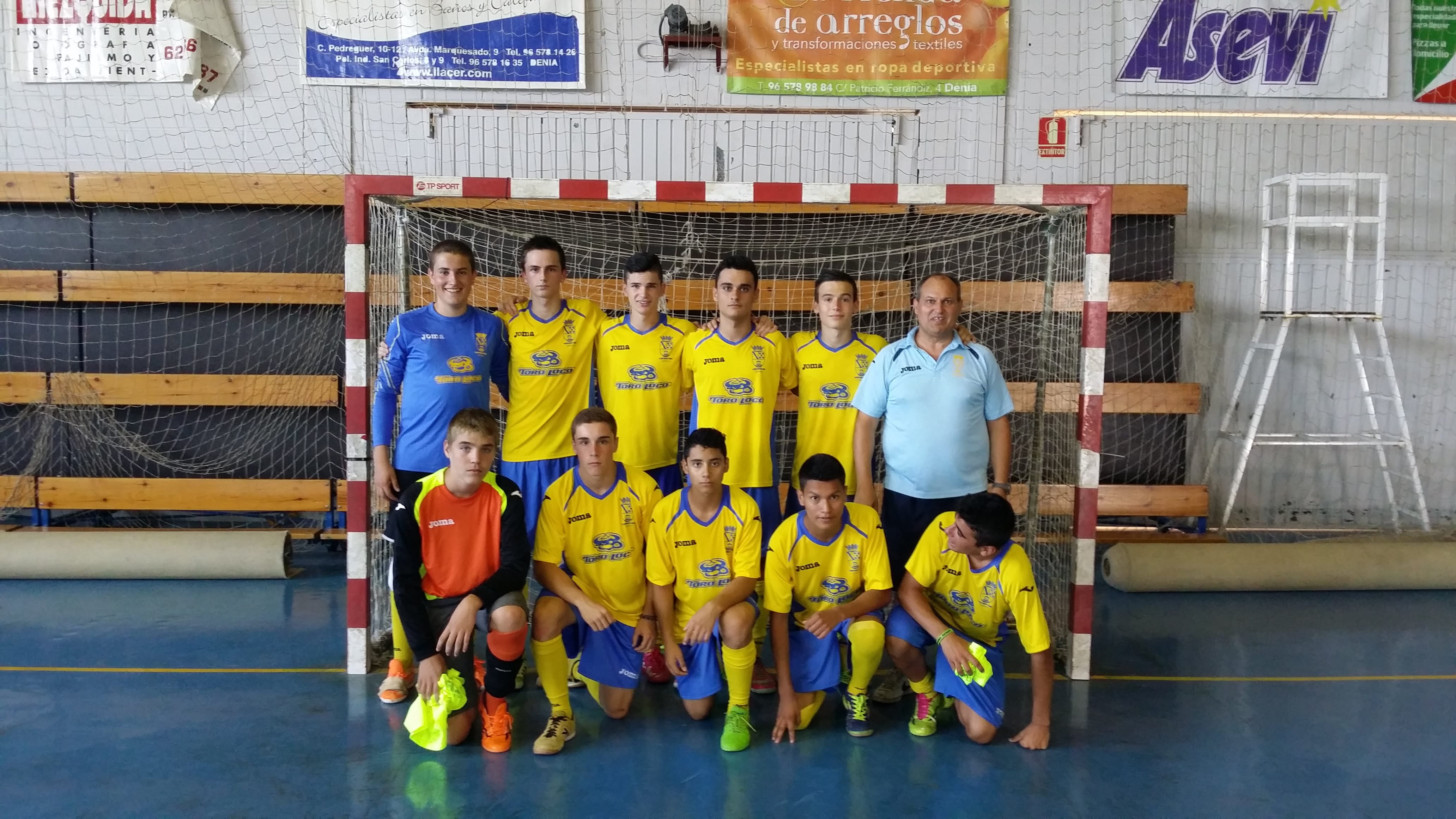 La Escuela Municipal Fútbol Sala Dénia se midió a la Selección Catalana en cadetes y juveniles 1 Félix Ortega con sus chicos del equipo cadete