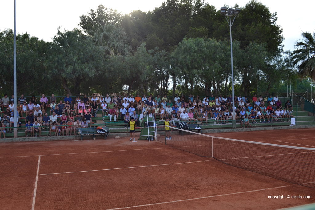 El Club Tenis Dénia con la pista central llena de público