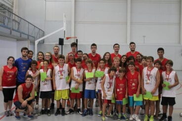 Jugadores del Dénia Básquet junto a los alumnos