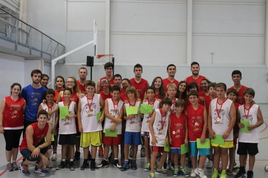 Jugadores del Dénia Básquet junto a los alumnos