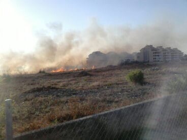 Incendio en una parcela de Dénia