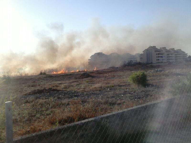 Un incendio en las Marinas desató las alarmas en Dénia 1 Incendio en una parcela de Dénia