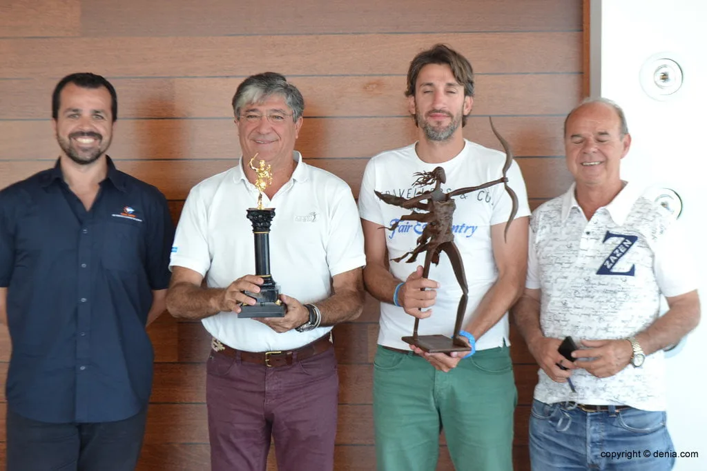 Jaime Portolés sostiene en su mano la Diana de Oro