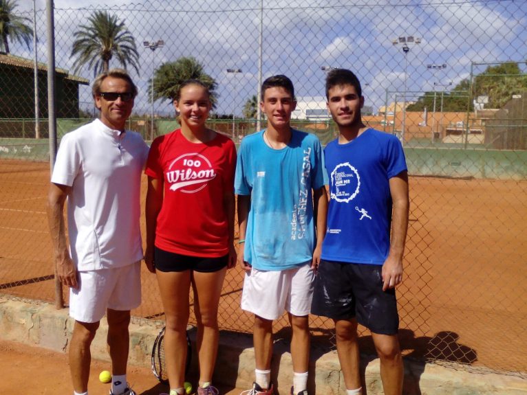 Javier Piles con los tres jugadores del Club Tenis Dénia