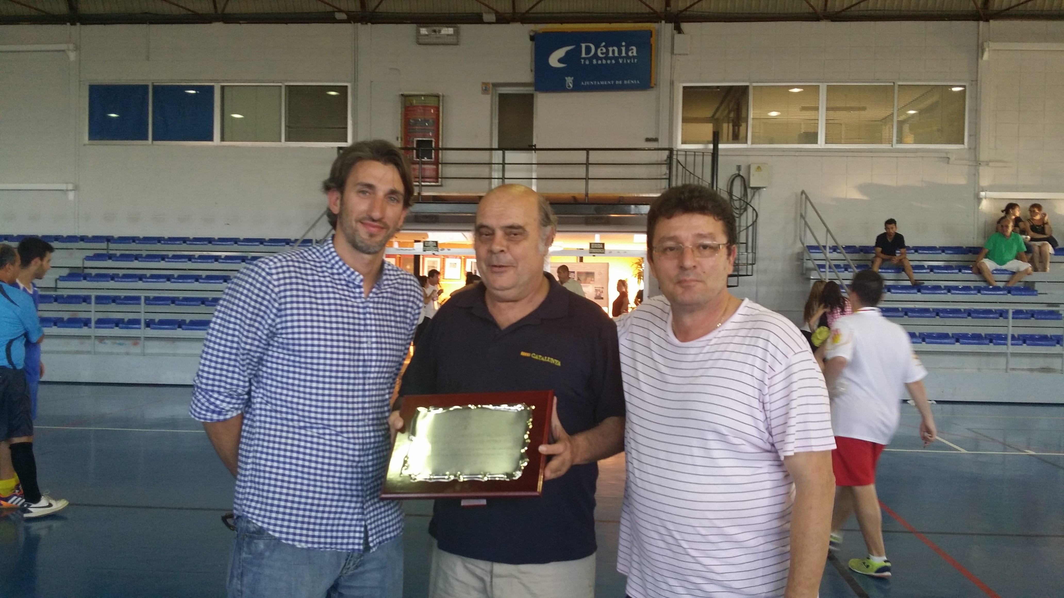 La Escuela Municipal Fútbol Sala Dénia se midió a la Selección Catalana en cadetes y juveniles 3 Juan Carlos Signes entrega la placa a Juan Antonio Fernández