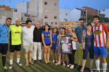 La familia de Diego Mena junto a los campitanes y árbitro
