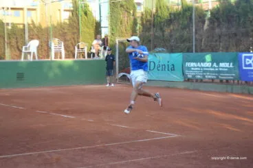 Maverick Banes dando un golpe de derecha